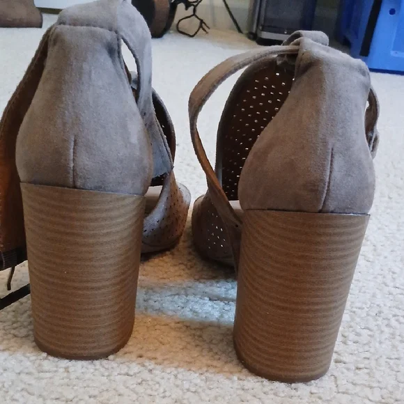 Women's Suede Universal Thread Tan Peep-Toe Block-Heel Sz 8 - Picture 3 of 6